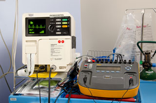 Defibrillator waveform testing